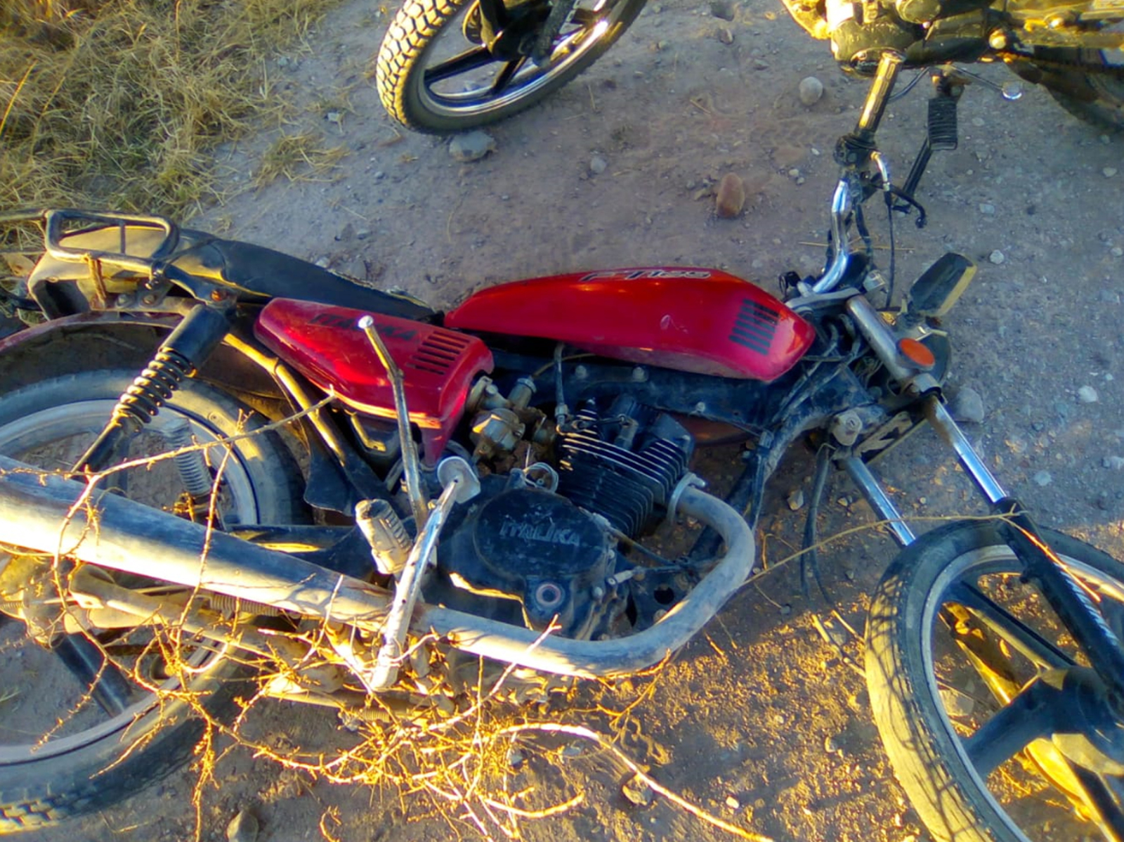 Motociclista derrapa y cae a canal de riego en Torreón
